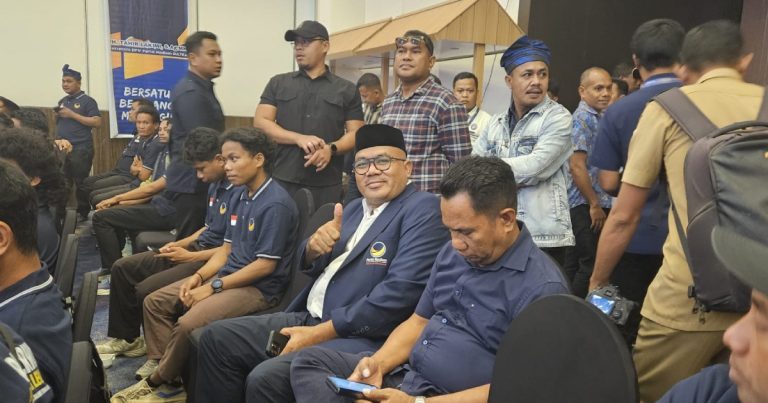 Ketua DPRD Sultra La Ode Tariala duduk di barisan belakang saat Rakerwil NasDem Sultra