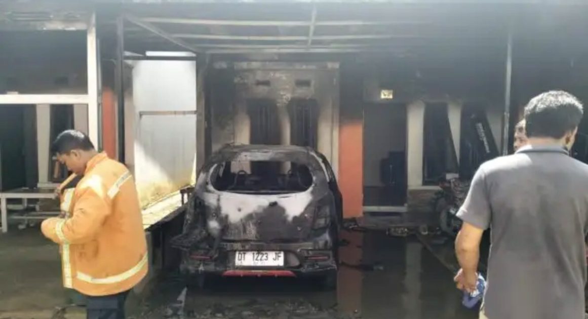 Mobil terbakar di garasi rumah warga BTN Puri Magaha Kendari