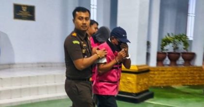 Tersangka korupsi dana bantuan rumah korban bencana Koltim digiring petugas kejaksaan.