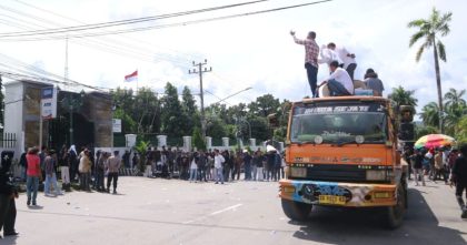 Massa aksi demo di depan Kantor Kejati Sultra terkait kasus korupsi Jembatan Cirauci II