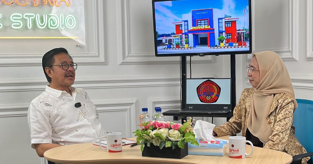Nur Alam saat podcast membahas Unsultra dan isu dana Rp12 miliar di Studio Citas Kendari