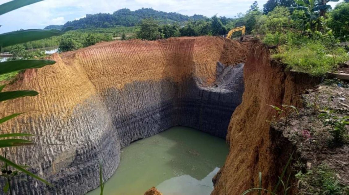 Lubang tambang nikel PT WIN di Desa Torobulu Konawe Selatan dekat rumah warga