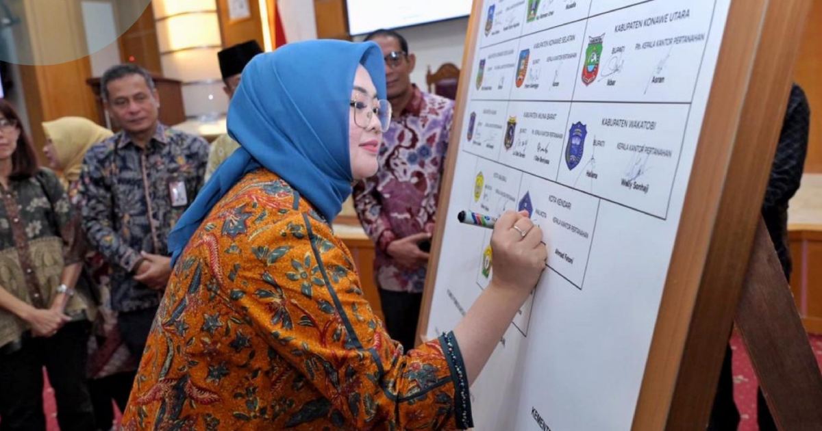 Wali Kota Kendari Siska Karina Imran menandatangani komitmen pencegahan korupsi bidang pertanahan di Sultra