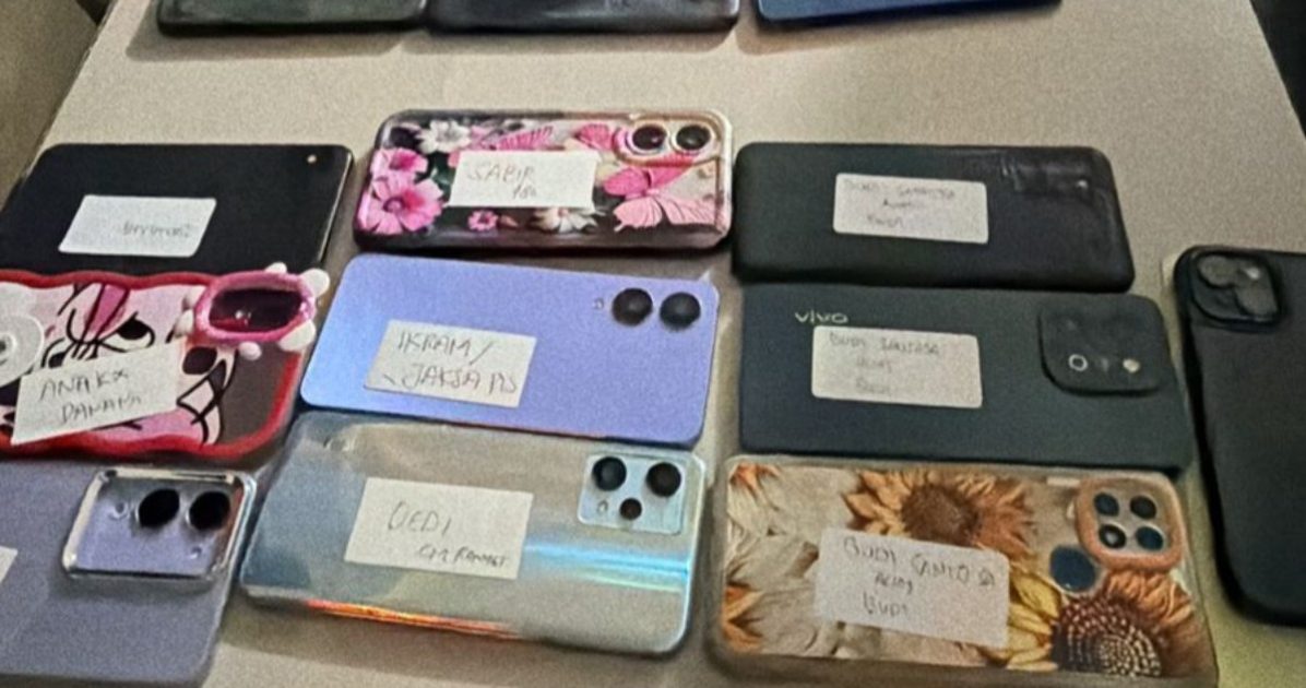 Sebanyak 25 unit handphone hasil curian diamankan Satreskrim Polresta Kendari sebagai barang bukti kasus pencurian dan penadahan.