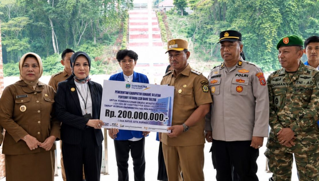 Bank Sultra menyerahkan bantuan CSR Rp200 juta untuk beasiswa 80 mahasiswa UMKOTA kepada Wakil Bupati Kolaka Utara pada peringatan HANI dan Harganas 2026.