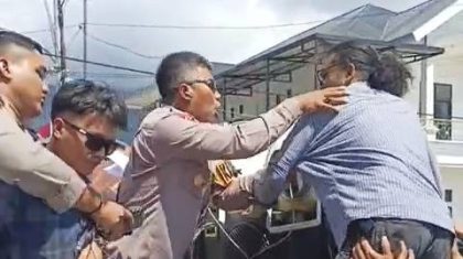 Kapolres Bombana dan aparat kepolisian terlibat kontak fisik dengan mahasiswa saat aksi demonstrasi di Tugu Kasipute Bombana.
