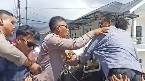 Kapolres Bombana dan aparat kepolisian terlibat kontak fisik dengan mahasiswa saat aksi demonstrasi di Tugu Kasipute Bombana.