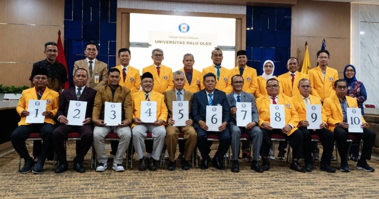 Sepuluh bakal calon Rektor Universitas Halu Oleo periode 2026-2030 berfoto bersama usai penetapan oleh Senat UHO di Kendari.