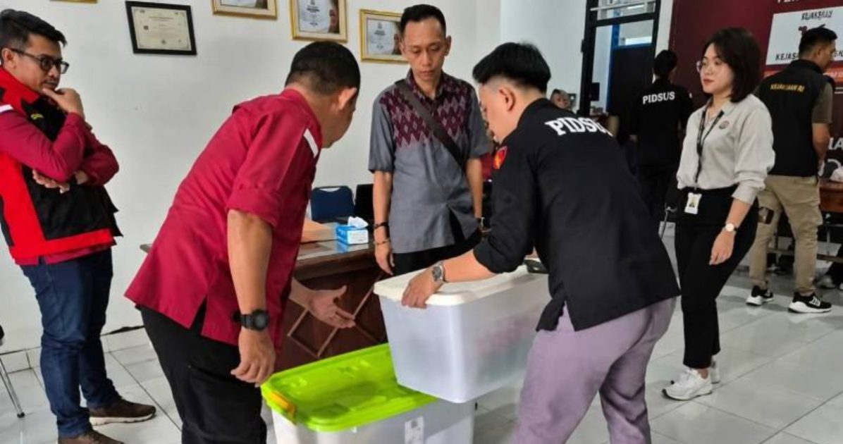 Penyidik Kejari Muna mengamankan barang bukti saat penggeledahan Kantor KPU Buton Utara dalam kasus dugaan korupsi dana hibah Pilkada 2023–2024.