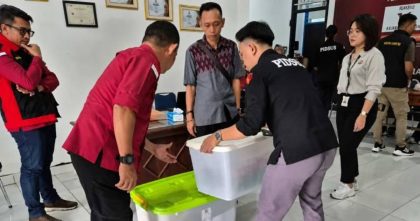 Penyidik Kejari Muna mengamankan barang bukti saat penggeledahan Kantor KPU Buton Utara dalam kasus dugaan korupsi dana hibah Pilkada 2023–2024.