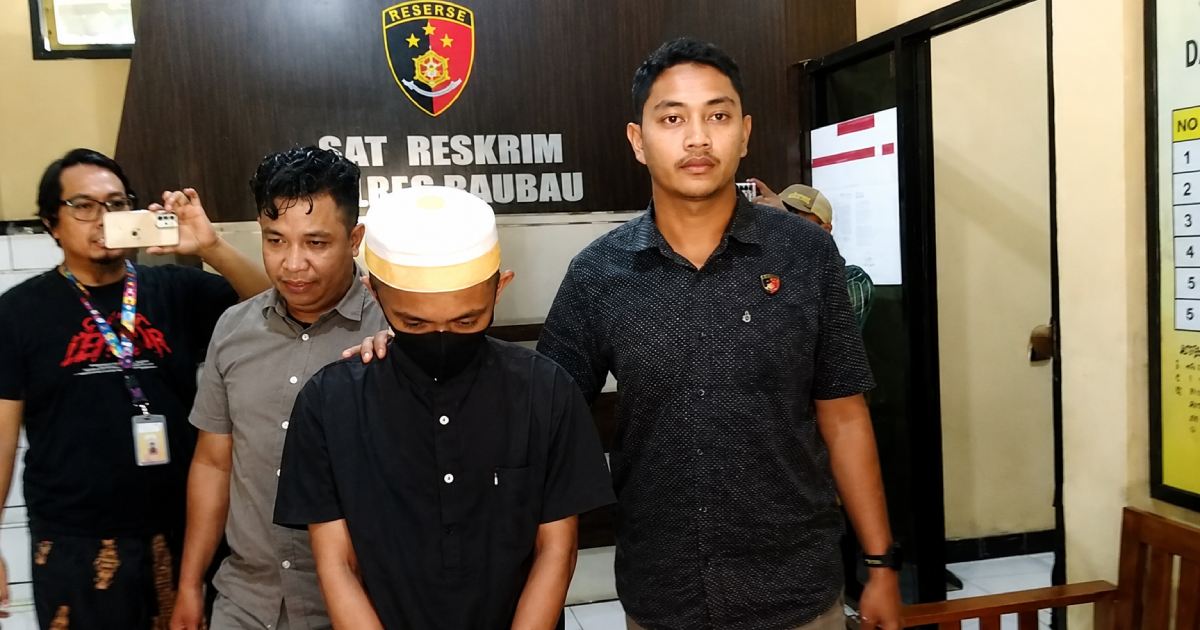 Tersangka kasus penggelapan dana PT Akulaku Finance Indonesia senilai Rp255,8 juta digiring petugas Satreskrim Polres Baubau saat konferensi pers di Mapolres Baubau.