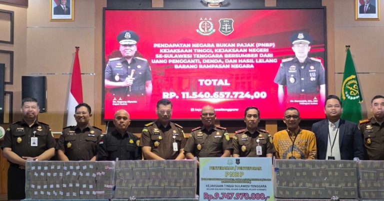 Kajati Sultra Sugeng Riyatna bersama jajaran kejaksaan memperlihatkan penyetoran PNBP Rp9,74 miliar dari perkara korupsi dan hasil lelang barang rampasan negara di Kendari.