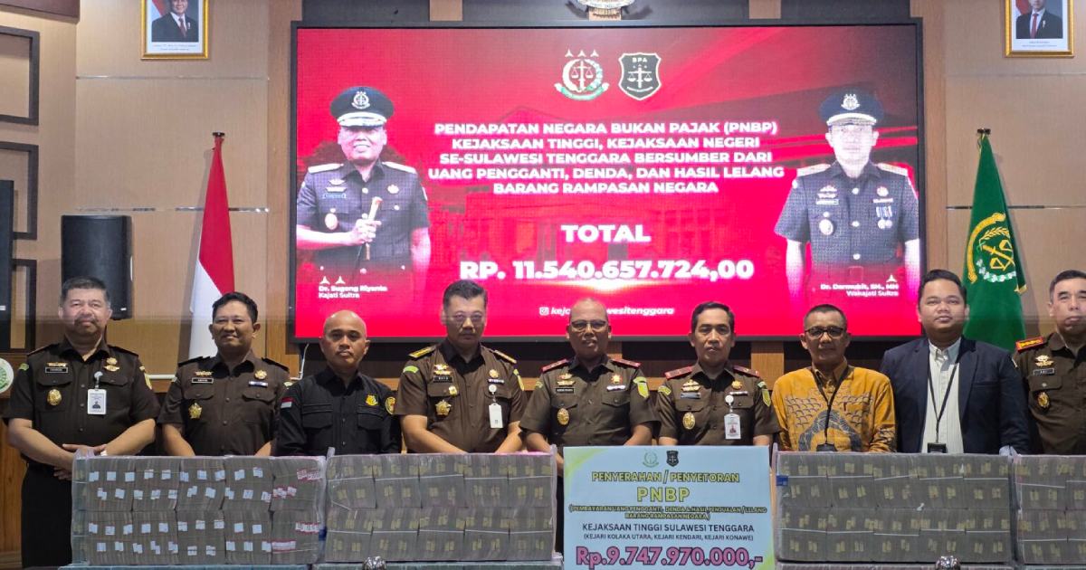 Kajati Sultra Sugeng Riyatna bersama jajaran kejaksaan memperlihatkan penyetoran PNBP Rp9,74 miliar dari perkara korupsi dan hasil lelang barang rampasan negara di Kendari.