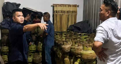 Sejumlah petugas kepolisian memeriksa ratusan tabung LPG 3 kilogram bersubsidi yang disimpan di dalam sebuah ruangan saat pengungkapan kasus dugaan penyalahgunaan distribusi LPG subsidi di Konawe.