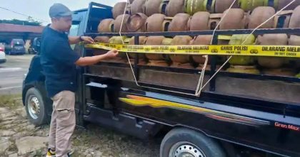 Petugas kepolisian memasang garis polisi pada mobil pikap yang mengangkut ratusan tabung LPG subsidi 3 kilogram hasil pengungkapan kasus dugaan penyalahgunaan distribusi di Konawe.
