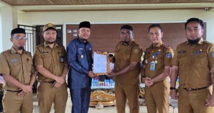 Wakil Wali Kota Kendari Sudirman menyerahkan Surat Perintah Pelaksana Tugas kepada Plt Lurah Poasia dan Plt Lurah Talia di Kecamatan Abeli.