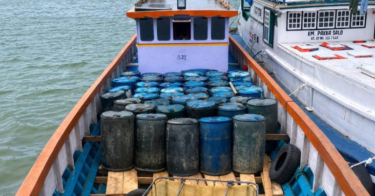 Puluhan drum berisi BBM subsidi hasil oplosan tersusun di atas kapal kayu yang diamankan dalam pengungkapan kasus mafia BBM ilegal di Muna Barat, Sulawesi Tenggara.