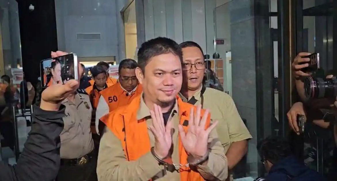 Mantan Bupati Kolaka Timur Abdul Azis mengenakan rompi tahanan KPK saat digiring petugas usai pemeriksaan kasus korupsi RSUD Kolaka Timur.