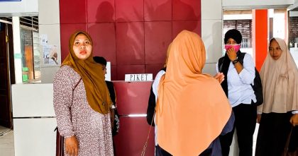 Orang tua siswa SD Negeri 57 Kendari berada di Kantor Dinas Pendidikan dan Kebudayaan Kota Kendari untuk mengadukan keterlambatan penerbitan SKL menjelang pendaftaran SMP.