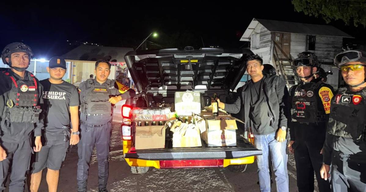 Personel Ditsamapta Polda Sultra mengamankan ratusan botol minuman keras ilegal yang akan dikirim ke Pulau Wawonii dalam Operasi Pekat Anoa 2026.