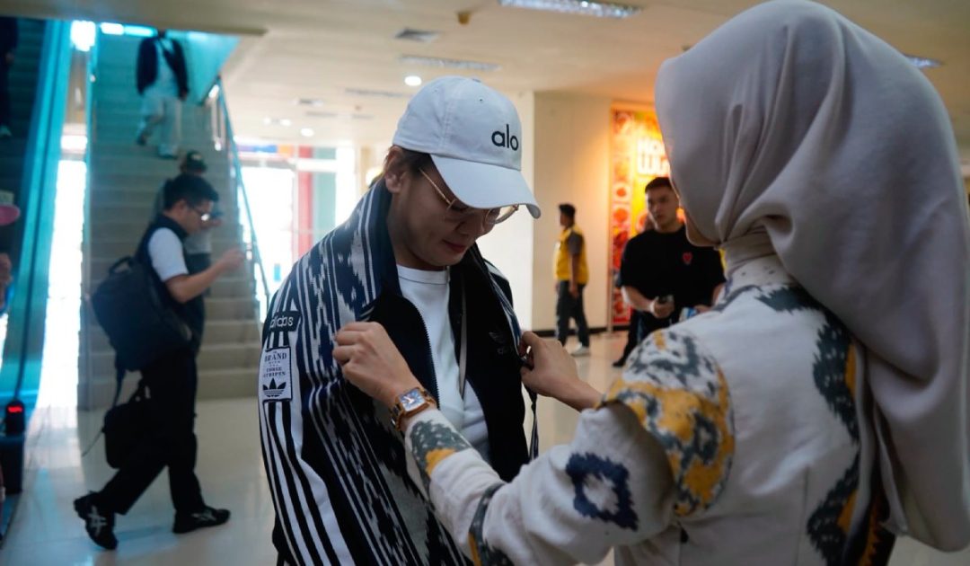 Penyambutan peserta Raker APEKSI Komwil VI di Kota Kendari dengan pengalungan kain tenun khas Sulawesi Tenggara.