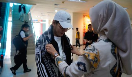 Penyambutan peserta Raker APEKSI Komwil VI di Kota Kendari dengan pengalungan kain tenun khas Sulawesi Tenggara.