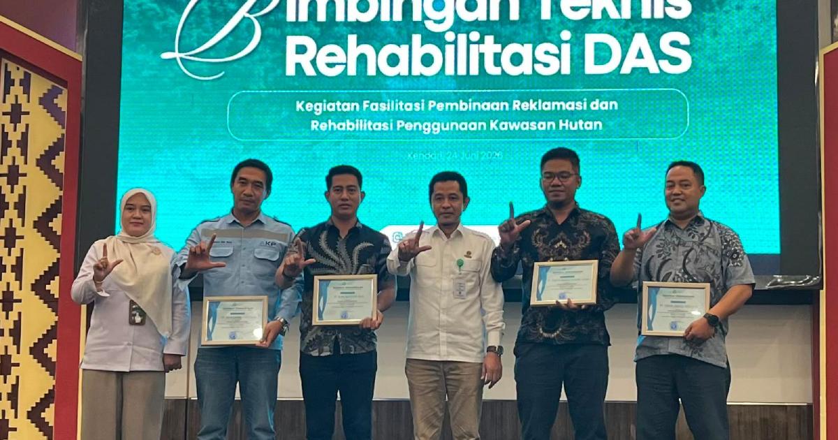 Perwakilan PT Bumi Sentosa Jaya menerima penghargaan Juara III Progress Terbaik Rehabilitasi DAS dari BPDAS Konaweha pada kegiatan Bimbingan Teknis Rehabilitasi DAS di Kendari, Sulawesi Tenggara.