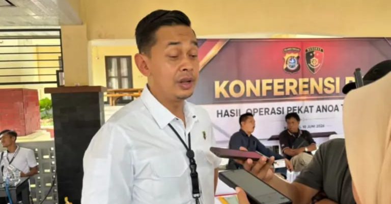 Direktur Ditreskrimum Polda Sultra Kombes Pol Wisnu Wibowo memberikan keterangan pers terkait penahanan owner Travel TRG dan suaminya dalam kasus dugaan penipuan jemaah umrah di Kendari.