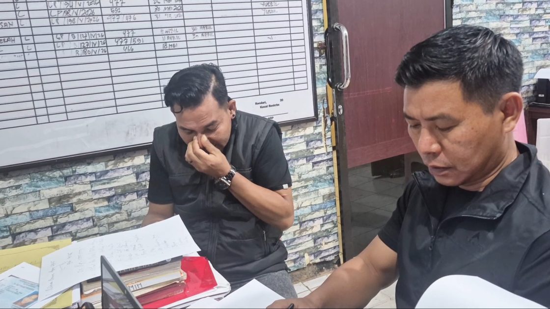 Tersangka DPO kasus dugaan pemerasan PT ST Nikel saat diperiksa penyidik Satreskrim Polresta Kendari di ruang pemeriksaan.