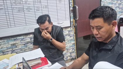 Tersangka DPO kasus dugaan pemerasan PT ST Nikel saat diperiksa penyidik Satreskrim Polresta Kendari di ruang pemeriksaan.