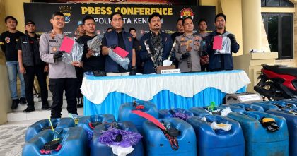 Petugas Polresta Kendari menunjukkan puluhan jeriken berisi 448 liter solar subsidi hasil sitaan dalam konferensi pers terkait dugaan penimbunan BBM subsidi di Kendari.