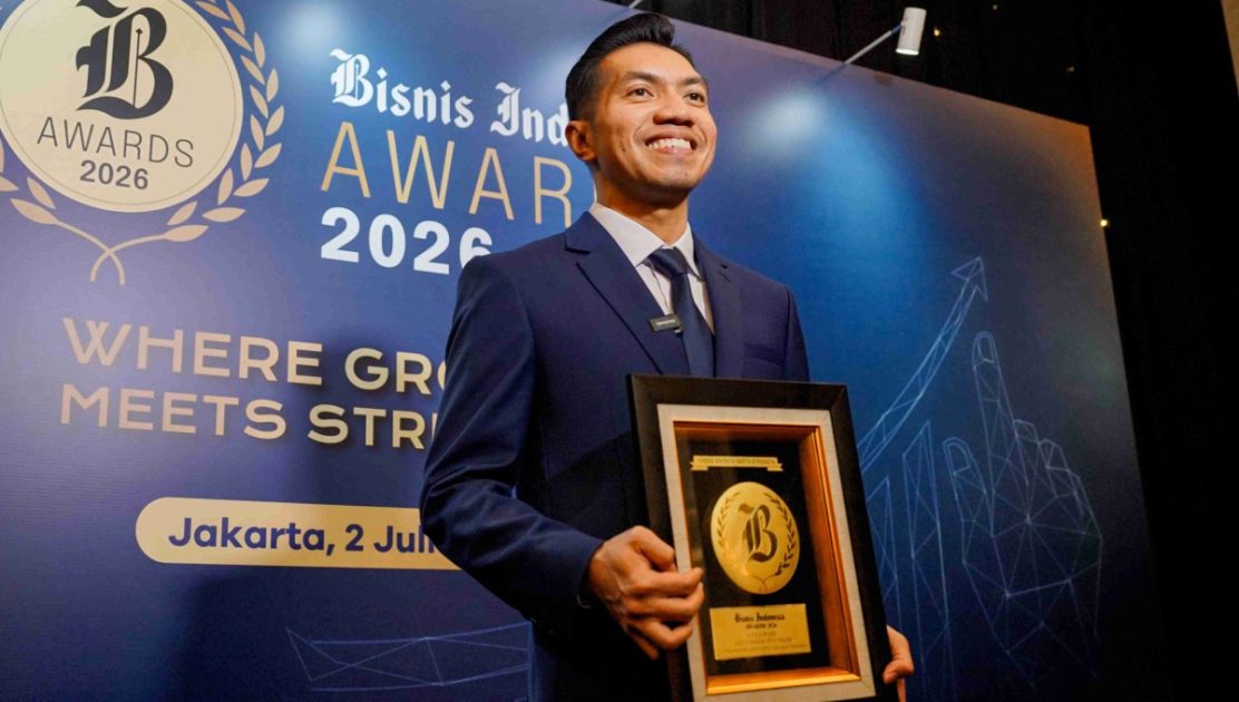 Direktur Utama Bank Sultra, Andri Permana Diputra Abubakar, memegang penghargaan Bisnis Indonesia Awards 2026 usai menerima apresiasi atas kinerja dan transformasi digital Bank Sultra di Hotel Raffles, Jakarta.