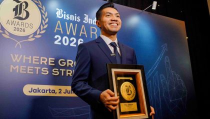 Direktur Utama Bank Sultra, Andri Permana Diputra Abubakar, memegang penghargaan Bisnis Indonesia Awards 2026 usai menerima apresiasi atas kinerja dan transformasi digital Bank Sultra di Hotel Raffles, Jakarta.