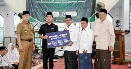 Direktur Utama Bank Sultra menyerahkan bantuan operasional Rp200 juta kepada MUI Sultra saat Pengukuhan Pengurus MUI Sultra 2026–2031 di Masjid Agung Al-Kautsar Kendari.