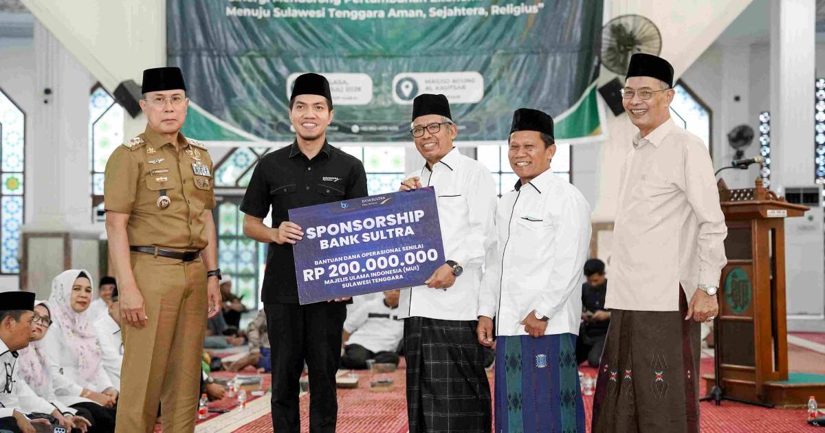 Direktur Utama Bank Sultra menyerahkan bantuan operasional Rp200 juta kepada MUI Sultra saat Pengukuhan Pengurus MUI Sultra 2026–2031 di Masjid Agung Al-Kautsar Kendari.