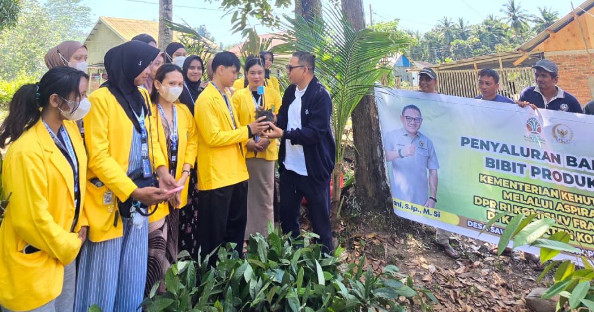 Jaelani menyerahkan bibit tanaman produktif kepada masyarakat di Kabupaten Konawe.