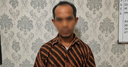 Guru mengaji berinisial MA saat diamankan Polresta Kendari terkait dugaan pencabulan terhadap santri.