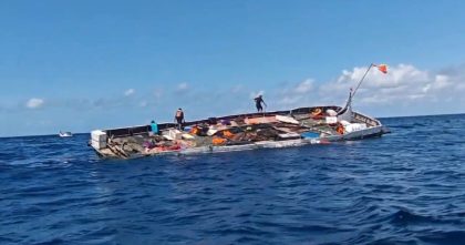 KM Mahkota Menui tenggelam di perairan antara Pulau Samarengga dan Pulau Koikoila dengan sebagian badan kapal terendam, sementara seluruh penumpang berhasil dievakuasi.