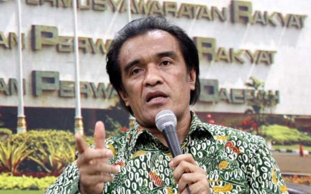 La Ode Ida memberikan keterangan kepada media terkait kasus dugaan tambang ilegal Gunung Botak.