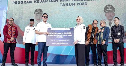 Direktur Utama Bank Sultra Andri Permana Diputra Abubakar menyerahkan secara simbolis pembukaan 50.537 rekening Simpanan Pelajar (SimPel) kepada Wali Kota Kendari Siska Karina Imran dalam peluncuran Program KEJAR dan Hari Indonesia Menabung 2026 di Kendari.