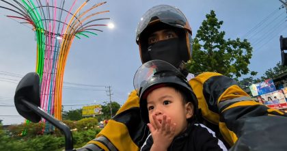 Om Maxim bersama putranya Faiz mengendarai sepeda motor di Kabupaten Kolaka, Sulawesi Tenggara, usai kisah perjuangan mereka viral di media sosial.