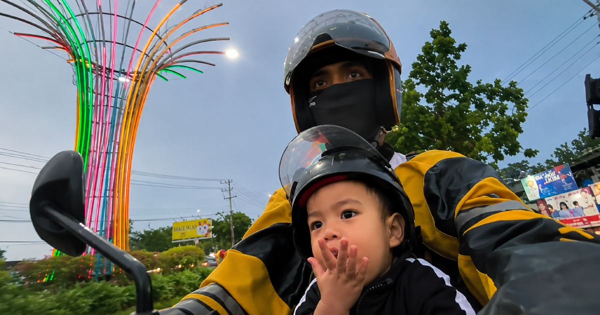 Om Maxim bersama putranya Faiz mengendarai sepeda motor di Kabupaten Kolaka, Sulawesi Tenggara, usai kisah perjuangan mereka viral di media sosial.