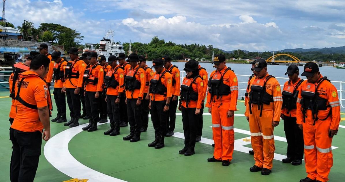 Personel Basarnas Kendari mengikuti apel di atas geladak KN SAR Pacitan sebelum kapal diberangkatkan menuju perairan Pulau Polassi, Kabupaten Kepulauan Selayar, Sulawesi Selatan, Sabtu (18/7/2026). KN SAR Pacitan dikerahkan untuk memperkuat operasi pencarian korban tenggelamnya KM Nurul Salsa