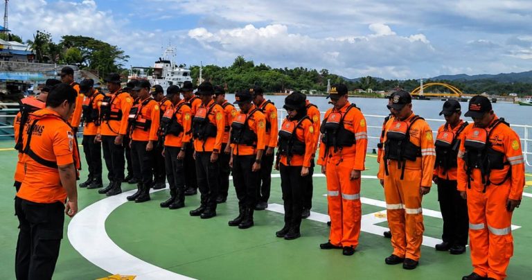 Personel Basarnas Kendari mengikuti apel di atas geladak KN SAR Pacitan sebelum kapal diberangkatkan menuju perairan Pulau Polassi, Kabupaten Kepulauan Selayar, Sulawesi Selatan, Sabtu (18/7/2026). KN SAR Pacitan dikerahkan untuk memperkuat operasi pencarian korban tenggelamnya KM Nurul Salsa
