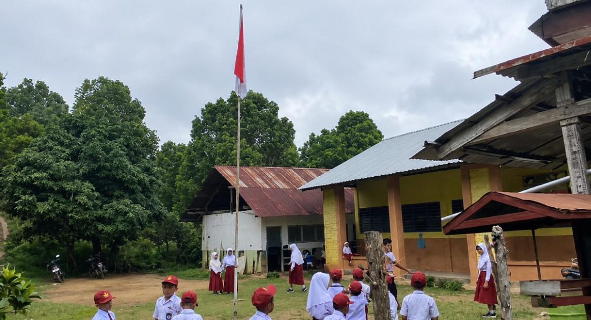 Suasana SD Negeri 13 Lasusua di Kabupaten Kolaka Utara, Sulawesi Tenggara, dengan siswa berseragam merah putih berada di halaman sekolah berlatar bangunan kelas yang menjadi sorotan akibat kondisi fasilitas yang masih terbatas.