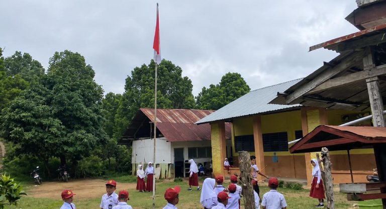 Suasana SD Negeri 13 Lasusua di Kabupaten Kolaka Utara, Sulawesi Tenggara, dengan siswa berseragam merah putih berada di halaman sekolah berlatar bangunan kelas yang menjadi sorotan akibat kondisi fasilitas yang masih terbatas.