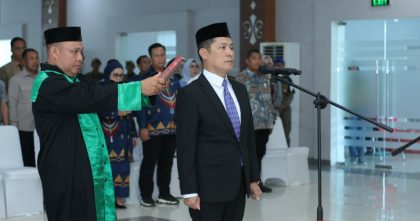 Sekda Konawe Selatan Ichsan Porosi saat pelantikan dan pengambilan sumpah jabatan.