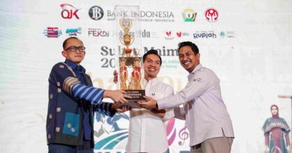 Bank Sultra menerima Piala Bergilir Finspora 2026 sebagai Juara Umum