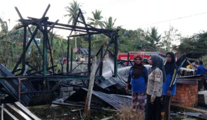 Kondisi rumah milik dua bersaudara yatim piatu di Desa Waulai, Muna Barat, yang hangus terbakar hingga menyisakan rangka bangunan.