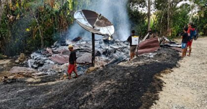 Sisa rumah yang hangus terbakar di Bombana usai kebakaran yang menewaskan ibu dan empat anak.